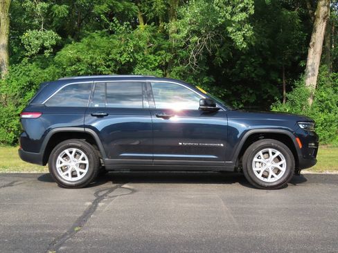 Certified 2023 Jeep Grand Cherokee Limited w/ Luxury Tech Group II AWD/4WD image 2