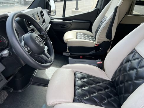 Used 2022 Mercedes-Benz Sprinter 2500 image 4