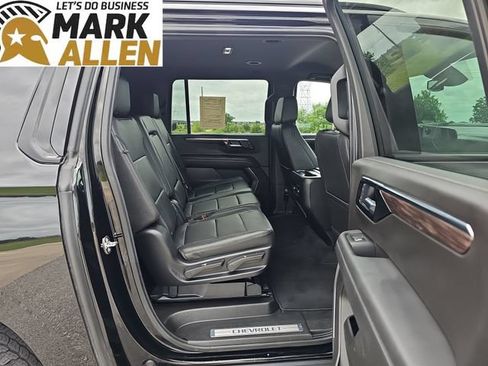 Used 2025 Chevrolet Suburban Z71 AWD/4WD image 27