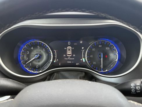 Used 2022 Chrysler Pacifica Touring-L image 11