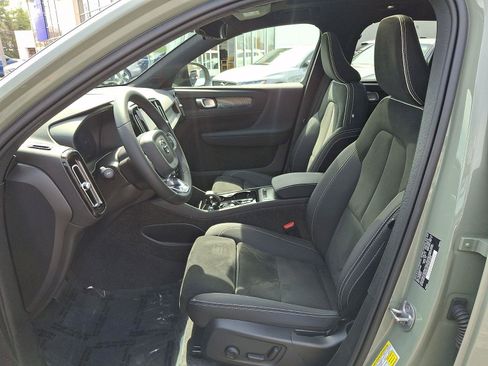Used 2025 Volvo XC40 B5 Plus image 14