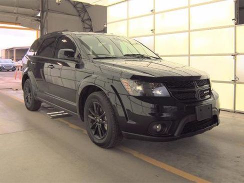 Used 2019 Dodge Journey SE w/ Connectivity Group FWD image 2