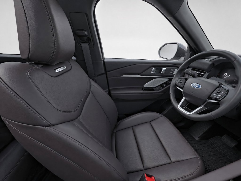 Used 2025 Ford Explorer Platinum RWD image 15
