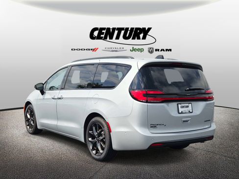 Used 2024 Chrysler Pacifica Limited w/ S Appearance Package FWD image 6