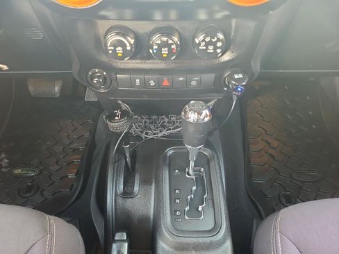 Used 2013 Jeep Wrangler Unlimited Rubicon w/ Connectivity Group AWD/4WD image 14