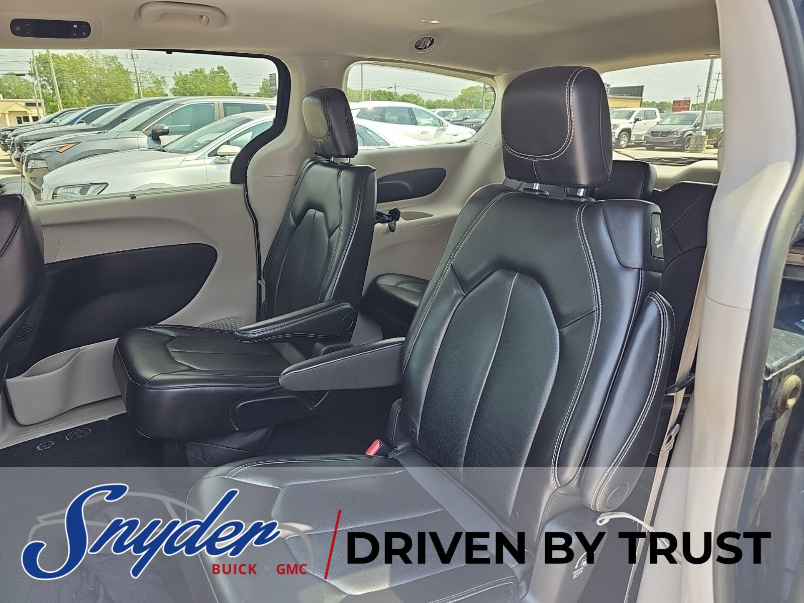 Used 2023 Chrysler Pacifica Touring-L FWD image 13