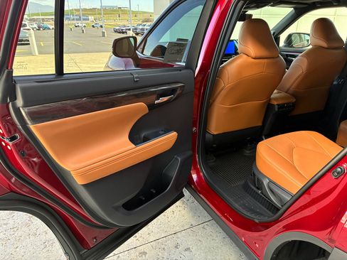 New 2026 Toyota Highlander Platinum image 16
