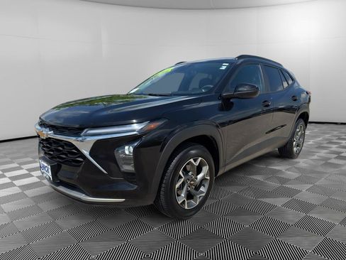 Used 2025 Chevrolet Trax LT FWD image 1