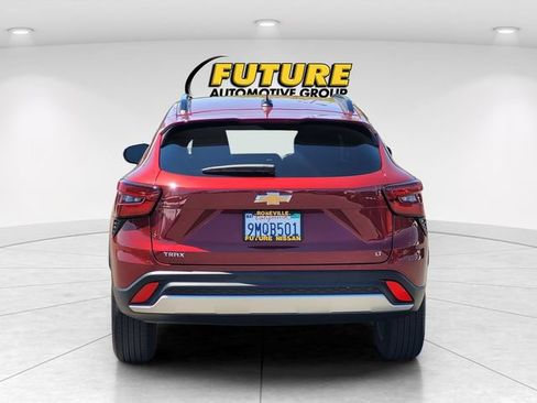 Used 2024 Chevrolet Trax LT w/ Driver Confidence Package FWD image 8