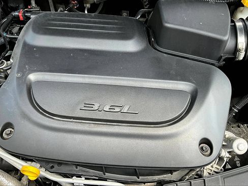 Used 2024 Chrysler Pacifica Touring-L FWD image 28