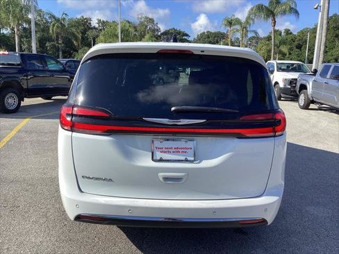 Used 2023 Chrysler Pacifica Touring-L FWD image 11