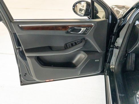 Certified 2023 Porsche Macan AWD/4WD image 16
