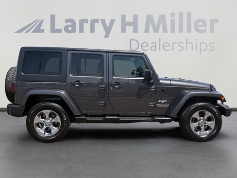 Used 2017 Jeep Wrangler Unlimited Sahara w/ Connectivity Group AWD/4WD image 6