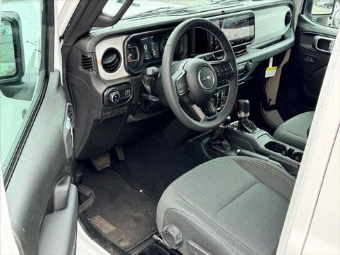 Certified 2025 Jeep Gladiator Sport image 9