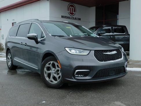 Used 2023 Chrysler Pacifica Limited image 2