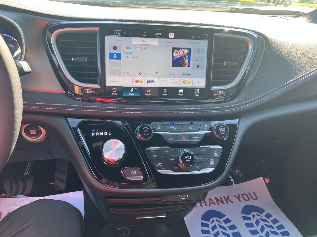 New 2027 Chrysler Pacifica Select FWD image 17