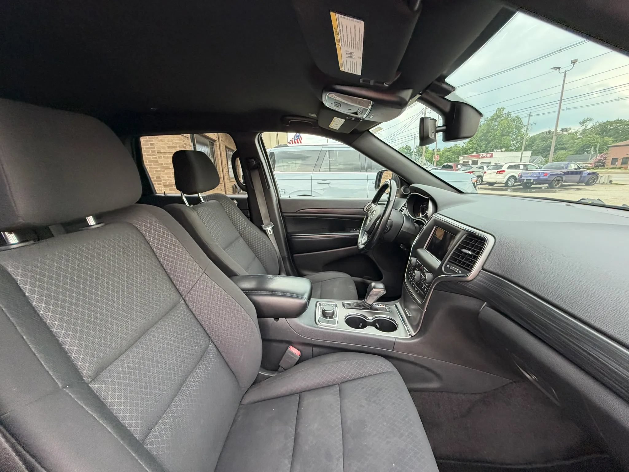 Used 2019 Jeep Grand Cherokee Laredo AWD/4WD image 12