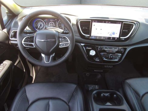 Used 2025 Chrysler Pacifica Select FWD image 18