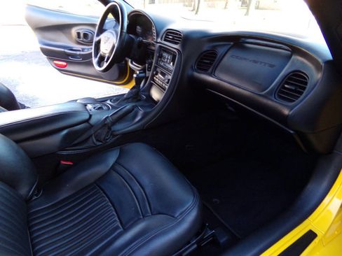 Used 2001 Chevrolet Corvette Convertible w/ Preferred Equipment Group2 image 20