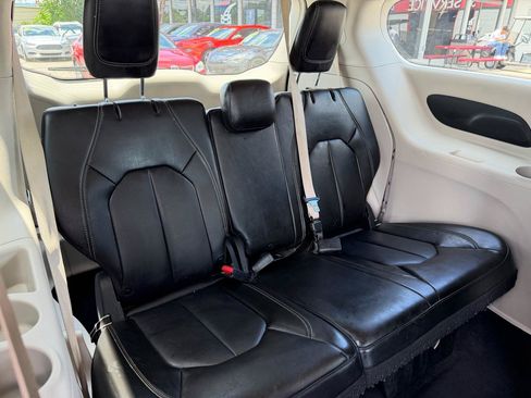 Used 2020 Chrysler Voyager Lxi FWD image 11