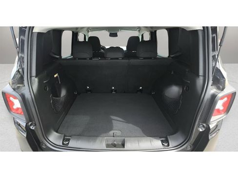 Used 2018 Jeep Renegade Latitude FWD image 25