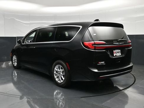 Certified 2023 Chrysler Pacifica Touring-L FWD image 11