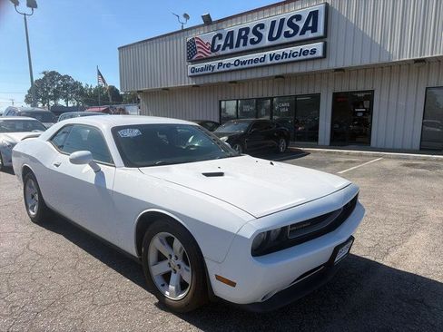 Used 2014 Dodge Challenger SXT RWD image 1