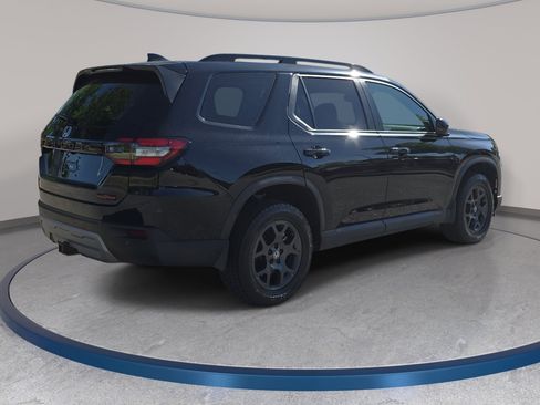 Used 2025 Honda Pilot TrailSport image 5