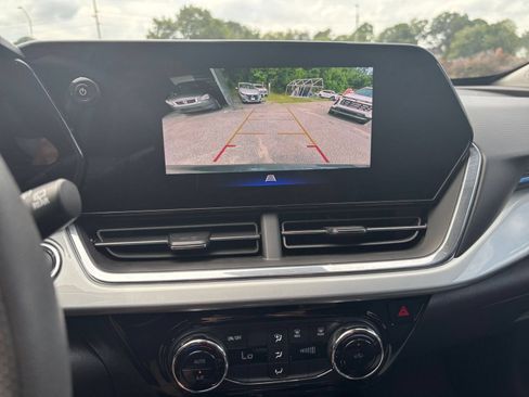 Used 2025 Chevrolet Trax LT FWD image 16