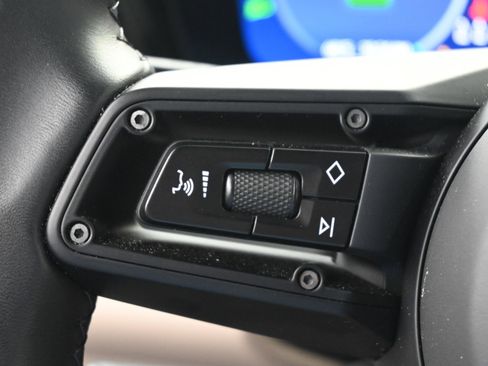 Certified 2025 Porsche Macan 4 Electric image 23