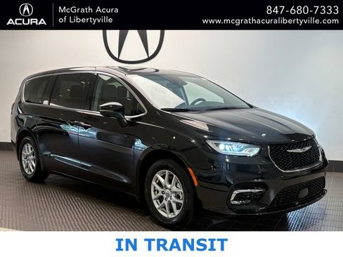 Used 2023 Chrysler Pacifica Touring-L FWD image 1