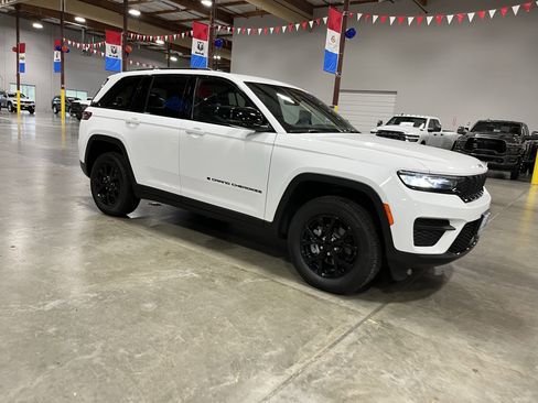 Certified 2025 Jeep Grand Cherokee Altitude image 7