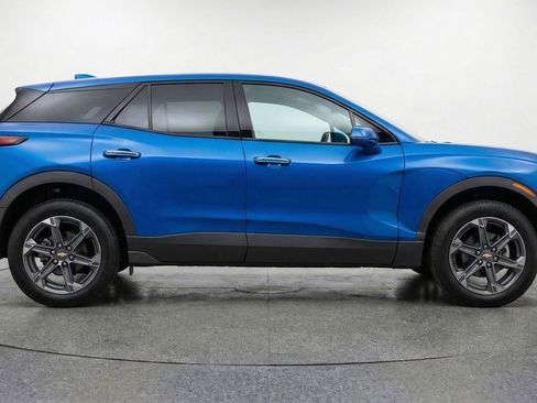 Used 2025 Chevrolet Blazer LT FWD image 11