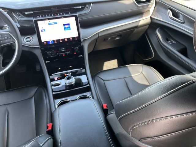 Used 2025 Jeep Grand Cherokee L Limited w/ Black Appearance Package AWD/4WD image 15