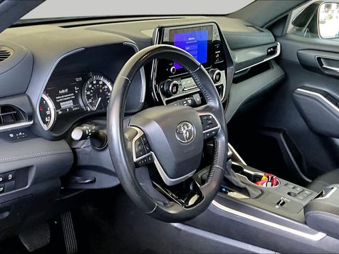 Used 2024 Toyota Highlander XSE FWD image 18