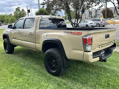Used 2020 Toyota Tacoma TRD Off-Road w/ TRD Premium Off Road Package AWD/4WD image 9