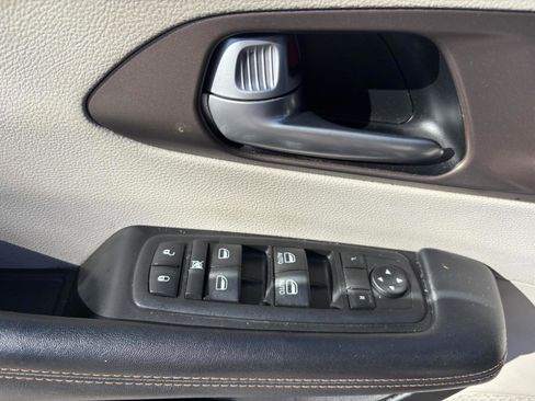 Used 2017 Chrysler Pacifica Touring image 40