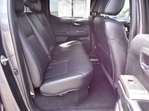 Used 2018 Toyota Tacoma SR5 AWD/4WD image 35