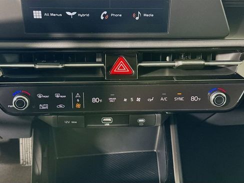 Used 2025 Kia Niro LX image 17