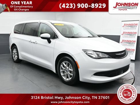 Used 2022 Chrysler Voyager LX image 1