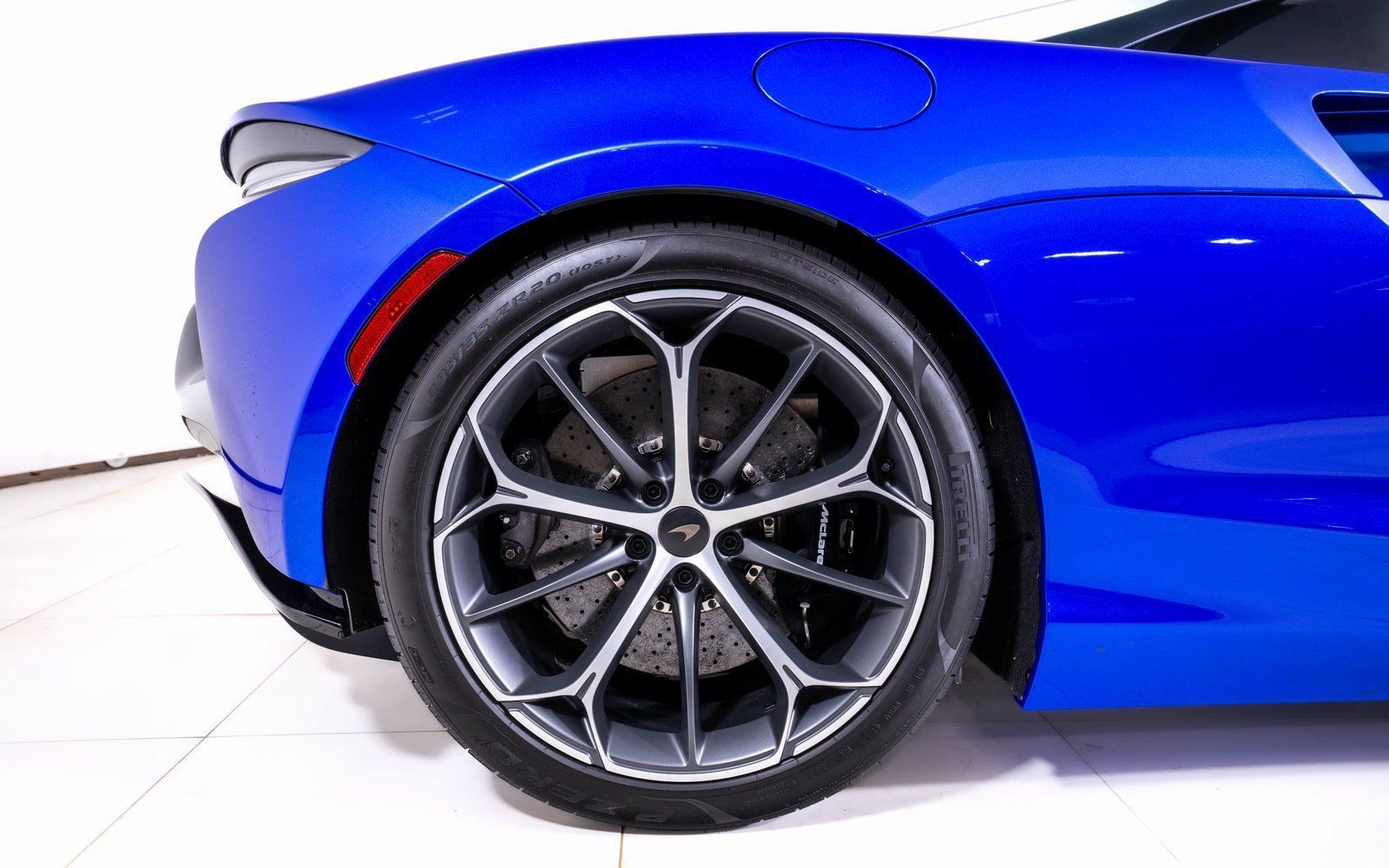Used 2025 McLaren Artura Spider RWD image 16