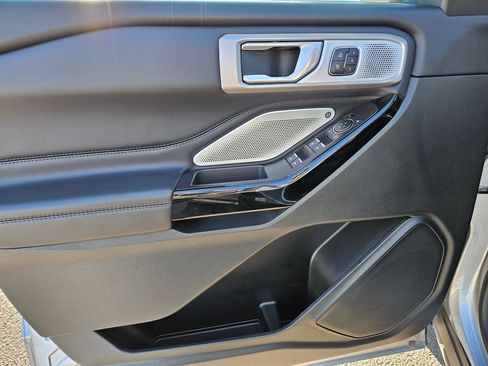 Used 2023 Ford Explorer Platinum w/ Technology Package AWD/4WD image 15