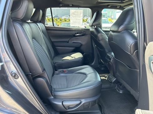 Used 2022 Toyota Highlander XSE AWD/4WD image 14