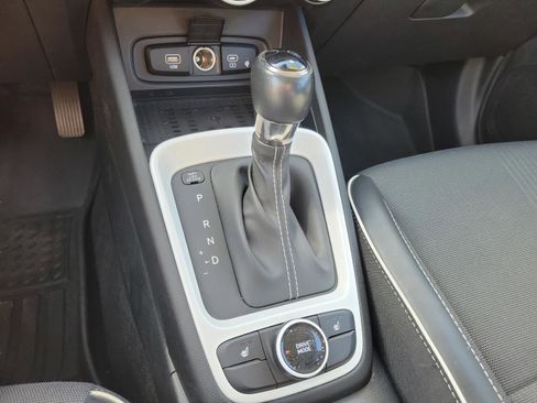 Used 2023 Hyundai Venue Limited image 17