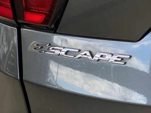 Used 2019 Ford Escape SE image 11