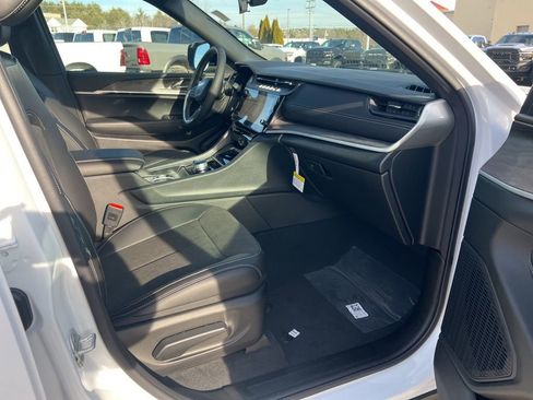 New 2026 Jeep Grand Cherokee Laredo image 11