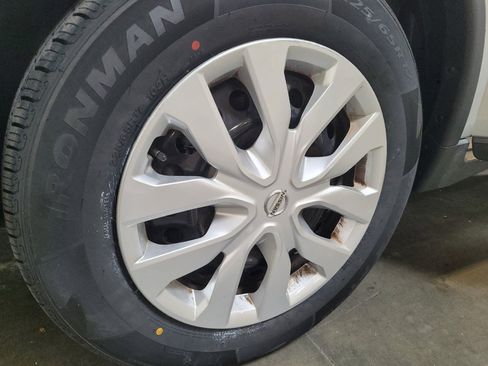 Used 2020 Nissan Rogue S FWD image 31