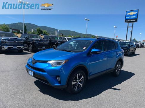 Used 2017 Toyota RAV4 XLE AWD/4WD image 3