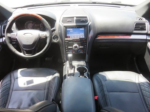 Used 2018 Ford Explorer Platinum AWD/4WD image 12