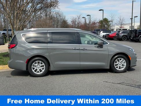 Used 2021 Chrysler Pacifica Touring-L w/ Uconnect Theater Family Group image 5